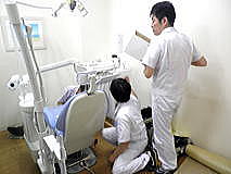 診療台組み立て中